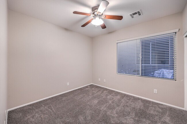 Building Photo - Gorgeous 6Bed/5Bath/4Car, 2-Story Home located in the Mountains Edge