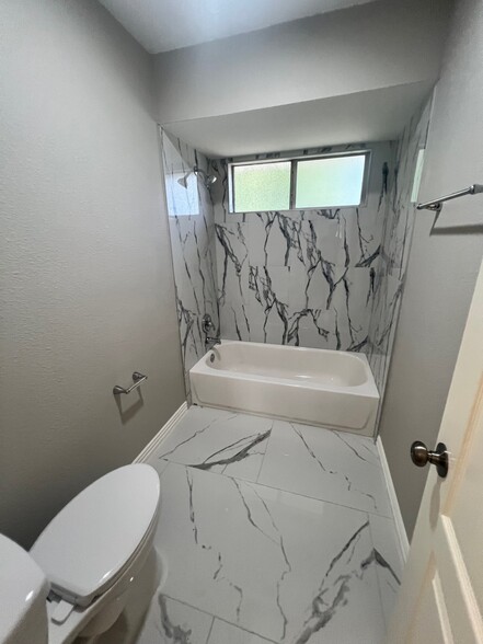 Building Photo - 2213 Ridgewood Dr