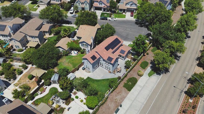 Building Photo - Stunning 4 Bedroom, 2.5 Bath Lawrence Ranch Home With Solar