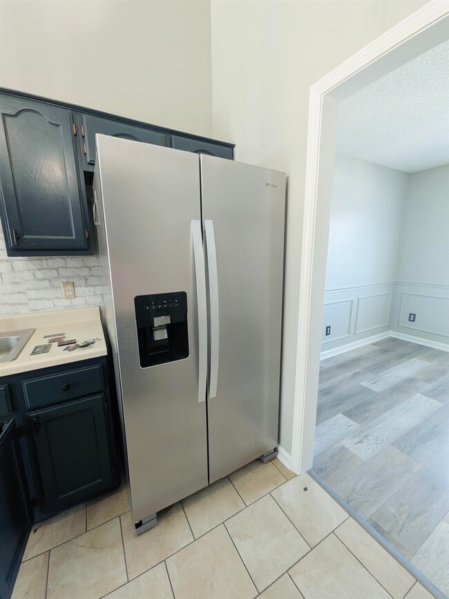 Building Photo - 9410 Garden Woods Dr