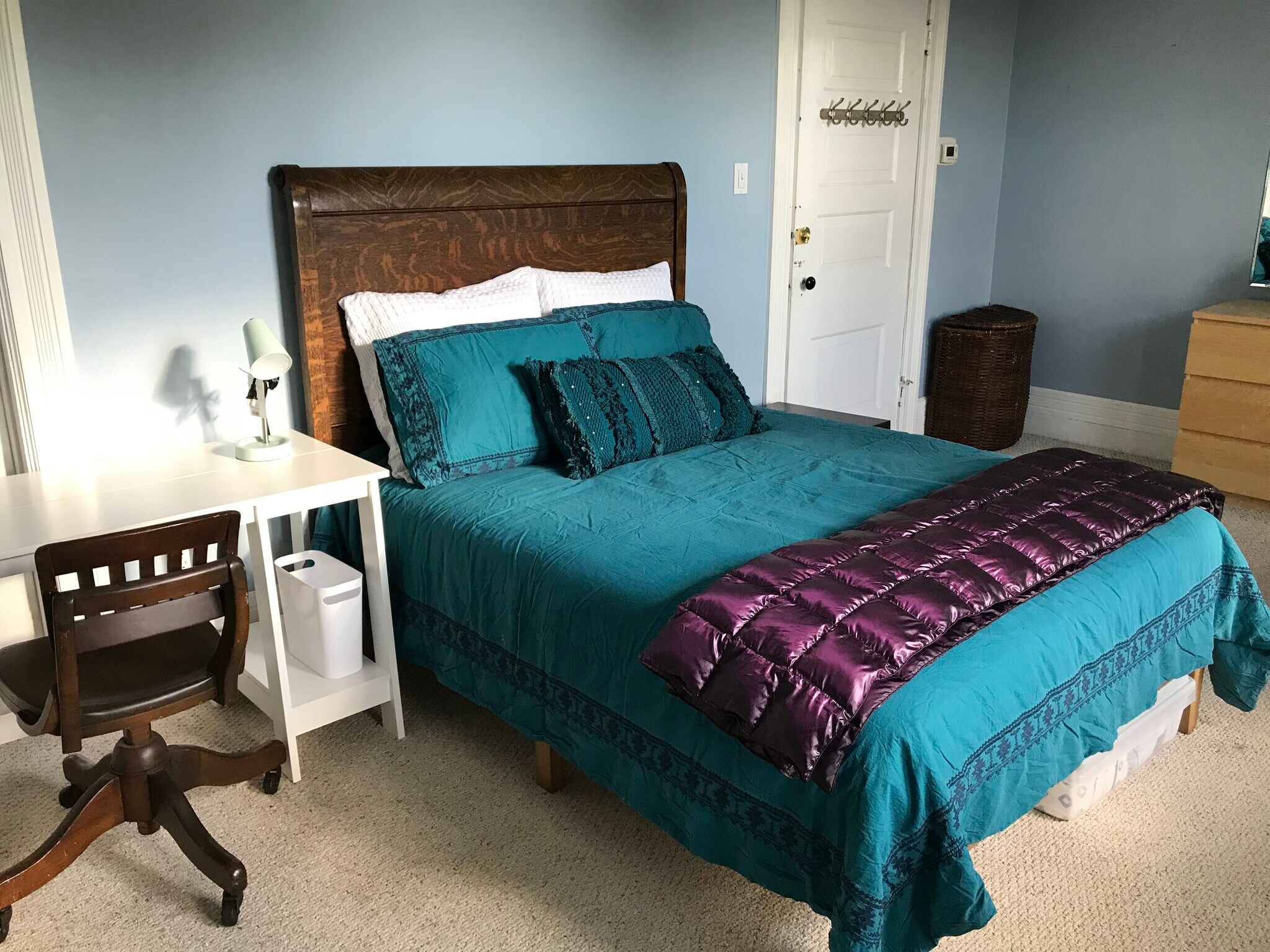 3rd floor: second biggest bedroom (photo August 2018) Dimensions: 10.4' x 15' Windows face west for afternoon light. Ceiling fan. - 3284 Dawson Street