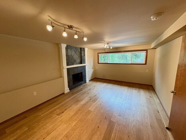 Building Photo - Redmond Home