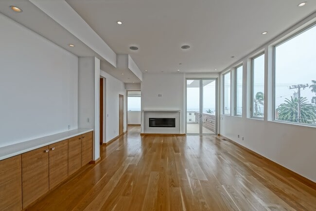 Building Photo - 4BR3.5BA + OFFICE! NEWER CONSTRUCTION, MOD...