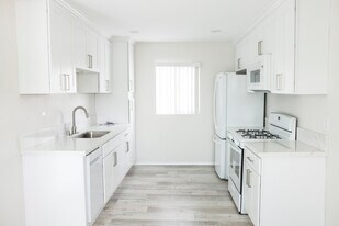 Building Photo - 4615 Lakeview Ave