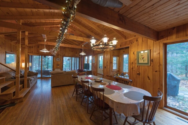 Building Photo - 4168 Lake Shore Dr