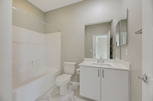 Building Photo - Gorgeous highly upgraded townhouse!