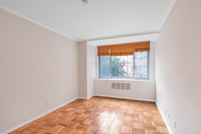 Building Photo - Charming 2 BR/1 BA Condo in Cathedral Heig...