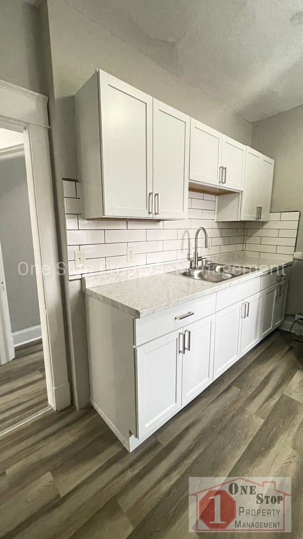 Building Photo - Beautiful 3 Bedroom 1 Bathroom Home in Kansas City!