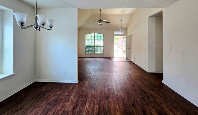Building Photo - 2113 Woodhaven Dr