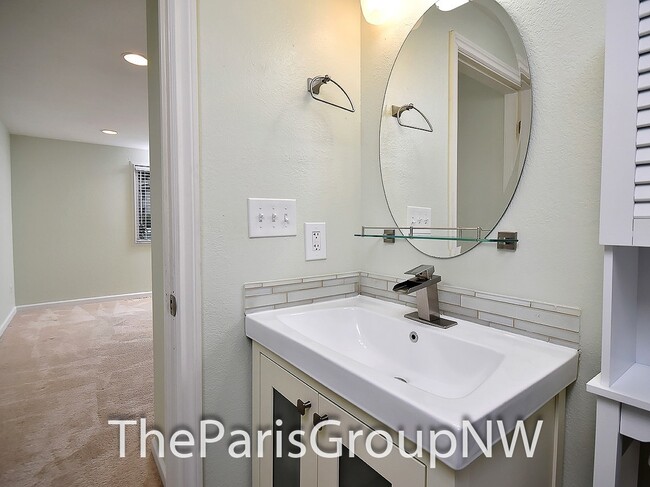 Building Photo - 3br Totem Lake Condo Big Open Flr Plan