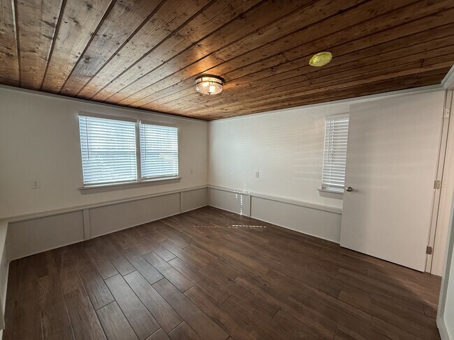 Building Photo - 1802 W 6th Ave