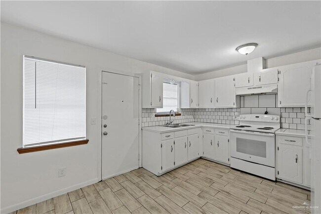 Building Photo - 2109 Datepalm Ave