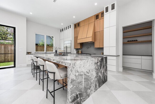 Building Photo - 408 W 30th St