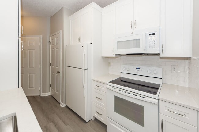 Building Photo - 1 Bedroom 1 Bath Condo in Southampton Pointe - Mt. Pleasant