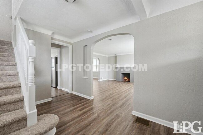 Building Photo - 928 W Gramercy Ave