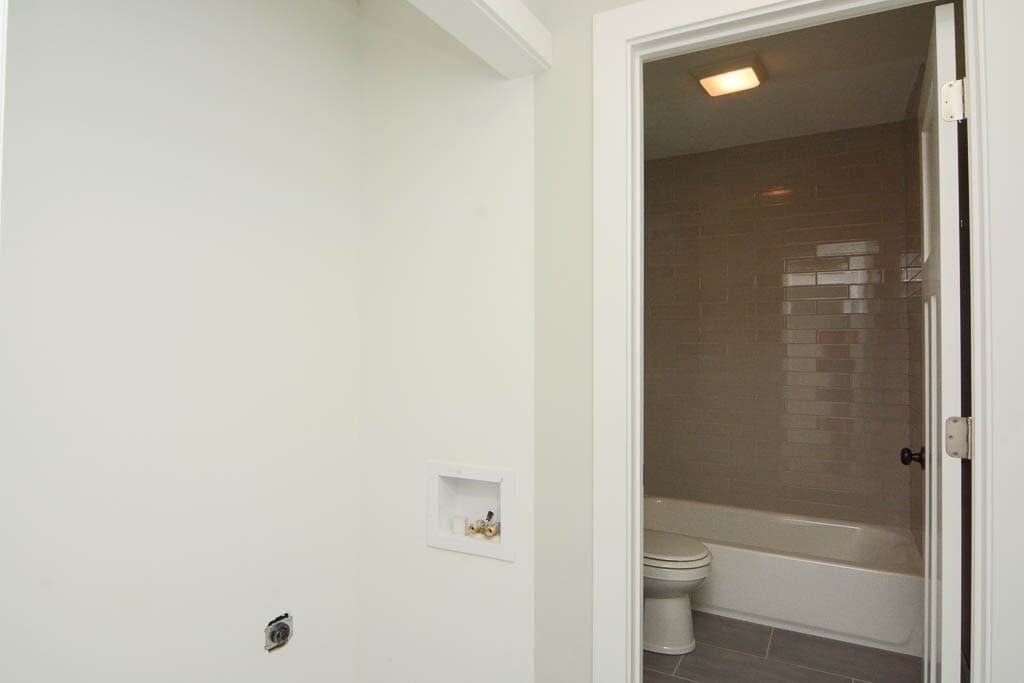 Building Photo - 447 W Surf St