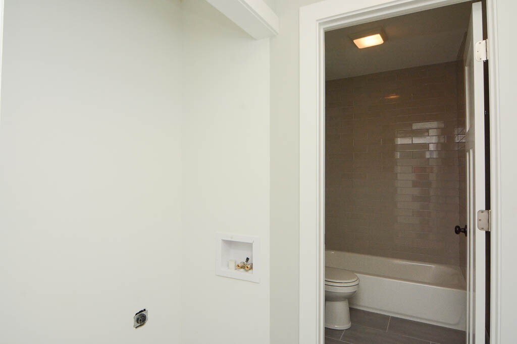 Building Photo - 535 W Surf St