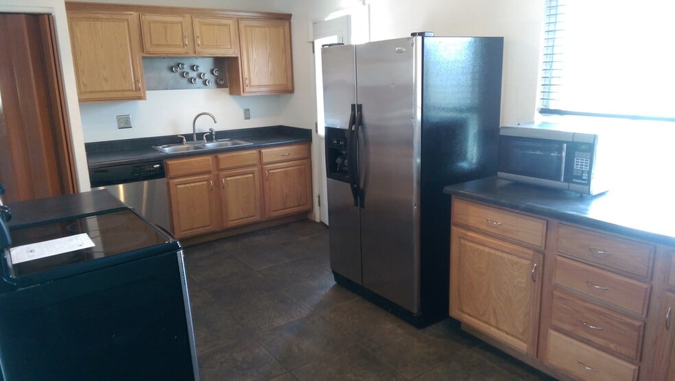 Building Photo - 2228 Fernwood Drive