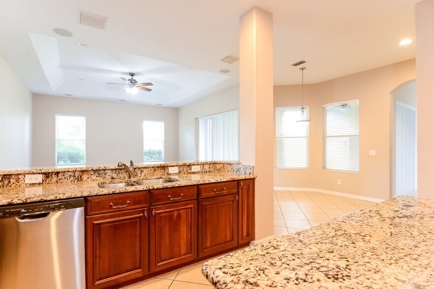 Building Photo - 2302 Fountain Grass Dr