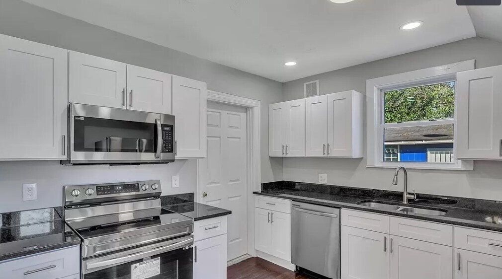 Building Photo - 824 E 39th St