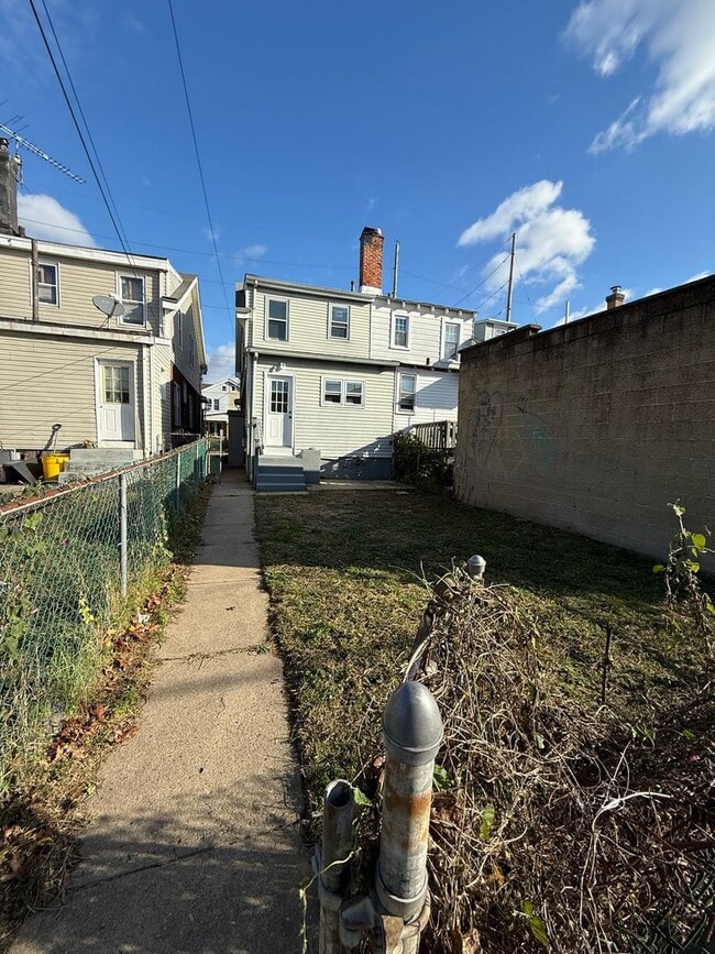 Building Photo - 929 Adeline St