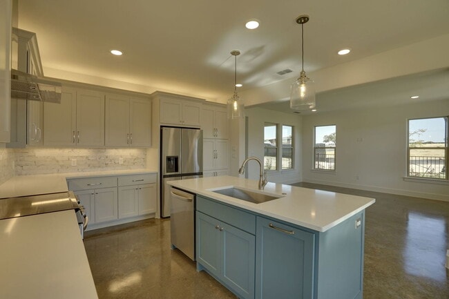 Building Photo - 300 Red Bird Dr