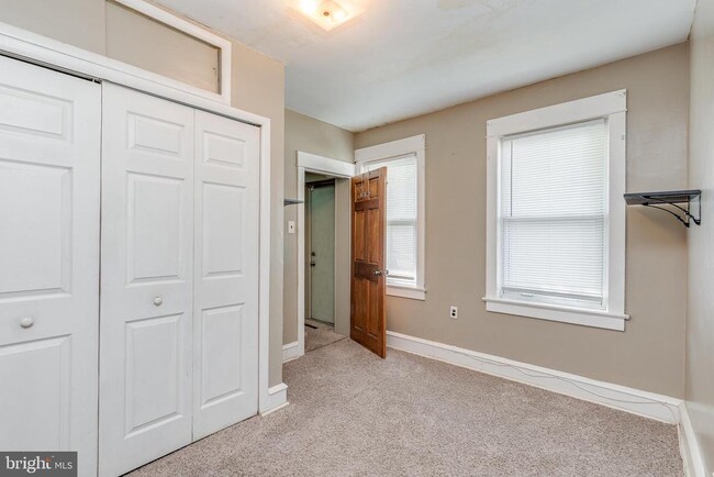 Building Photo - 427 Buttonwood St