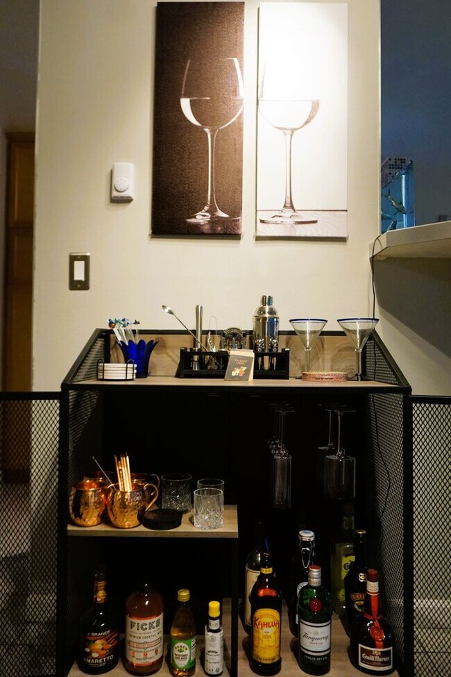 Building Photo - Furnished 2 bedroom Condo with view of Lake Union