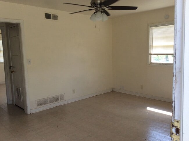 Building Photo - 208 SE 6th
