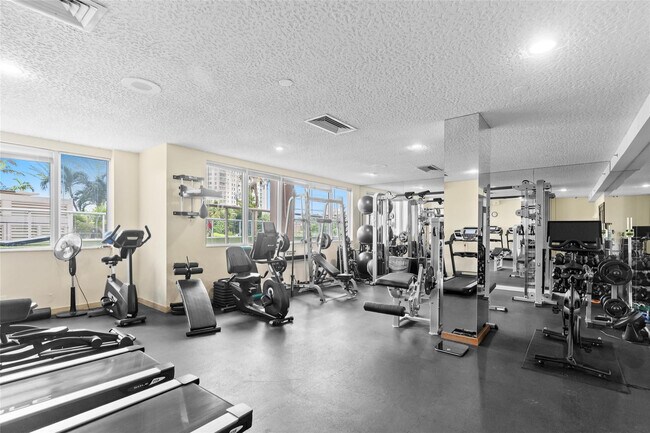 Building Photo - 3000 Holiday Dr