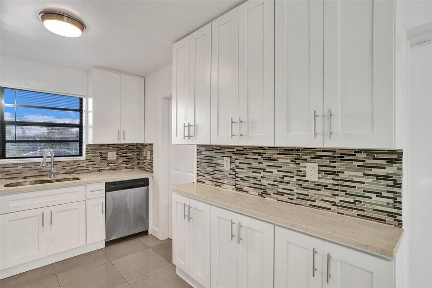 Building Photo - 1142 NW 43rd Ter