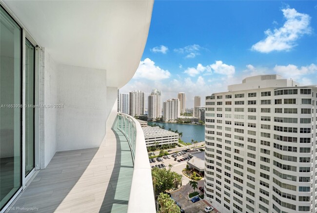 Building Photo - 950 Brickell Bay Dr