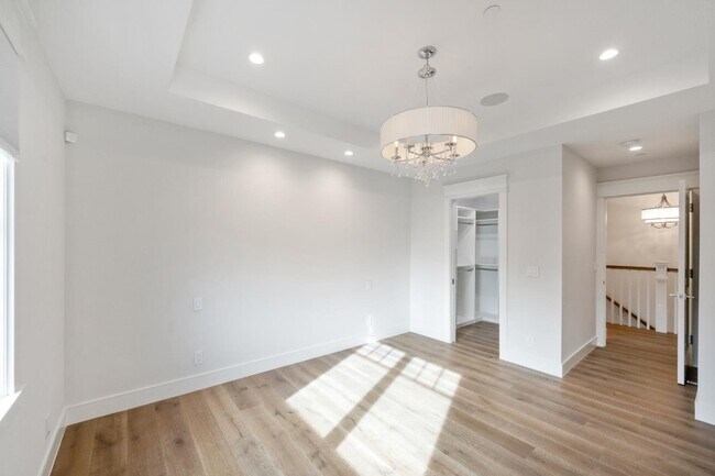 Building Photo - 261 E Bellevue Ave