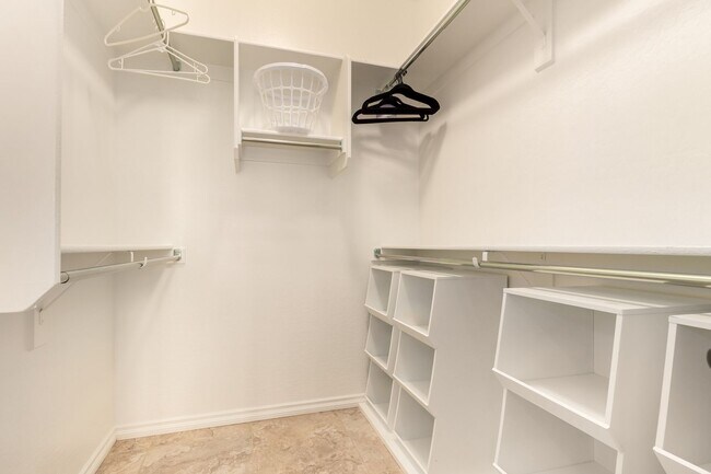 Building Photo - Gorgeous 2 bedroom / 2 bath townhome locat...