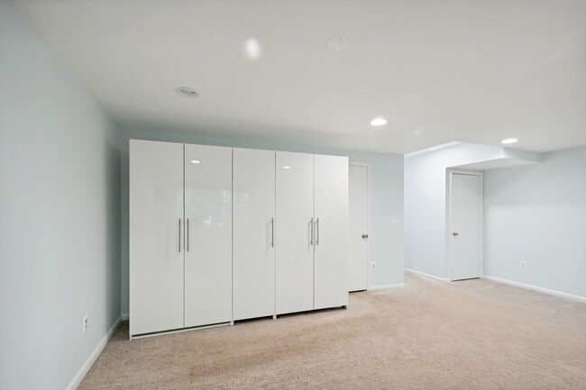 Building Photo - Reston-Renovated 3 BR / 2 BA / 2 1/2 BA En...