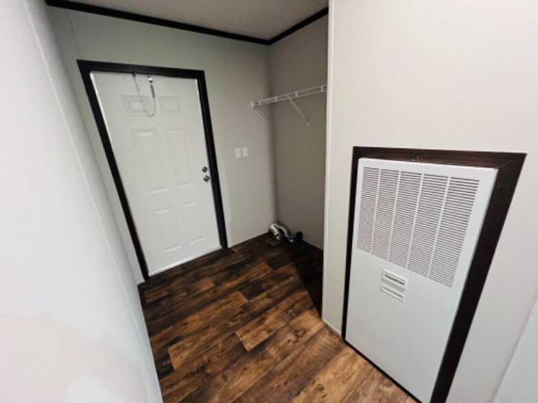 Building Photo - 9477 Lansdowne Rd