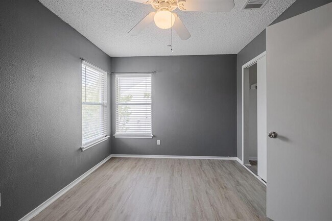 Building Photo - 2412 Byfield Dr