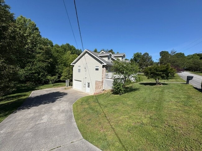 Building Photo - 160 Burning Oaks Dr