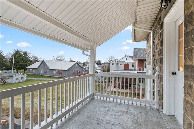 Building Photo - 584 W Main St