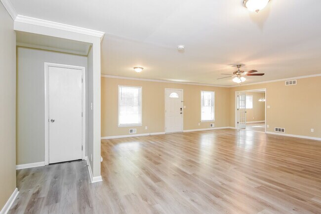 Building Photo - 4910 Springdale Rd