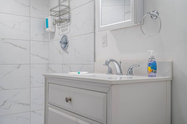 Building Photo - Beachfront Bloo's -2 Units-Ocean View Balc...