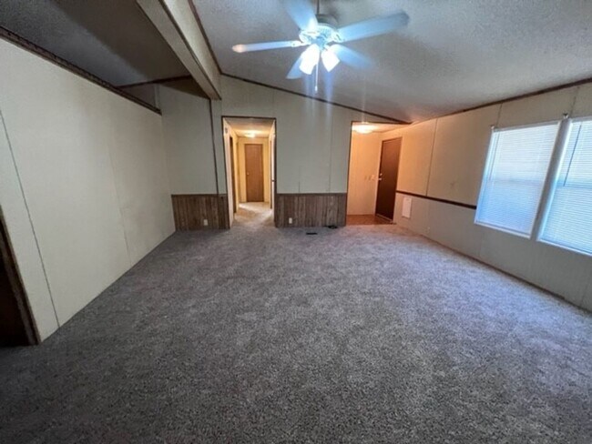 Building Photo - 3 Bedrooms, Includes Fenced Yard New carpe...