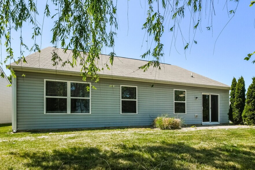 Building Photo - 15298 Royal Grove Dr