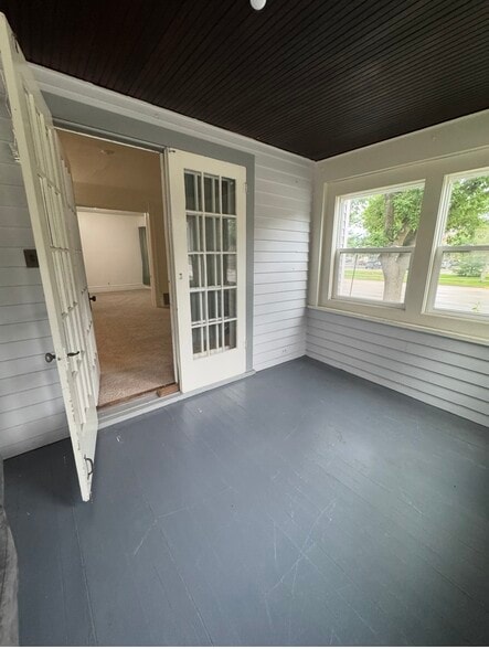 3 Season Porch - 77 W Howard St