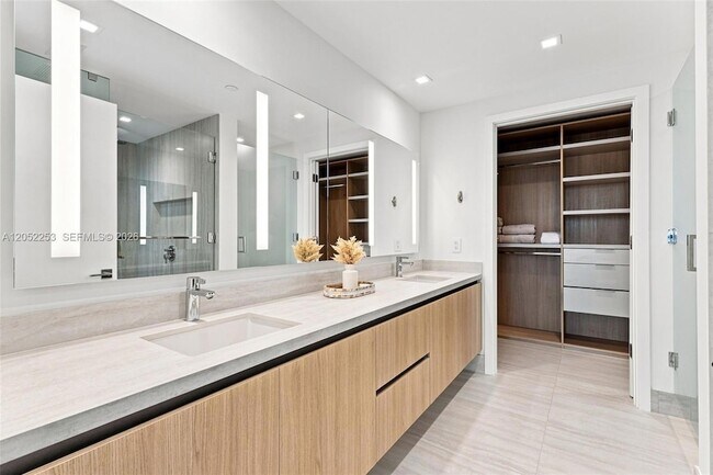 Building Photo - 2411 Laguna Cir