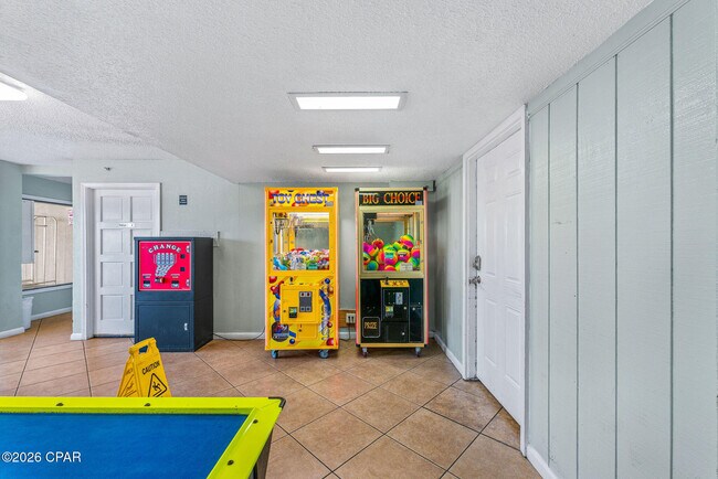 Building Photo - 8743 Thomas Dr