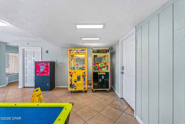 Building Photo - 8743 Thomas Dr