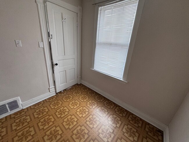 Building Photo - 2454 W Diversey Ave