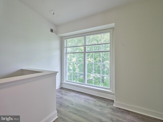 Building Photo - 51 Meadow Ln