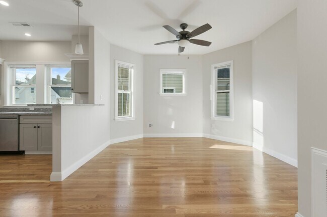 Building Photo - Renovated 4 bed 2 bath in Brighton!!!